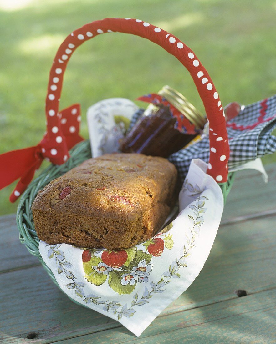 Geschenkkorb mit Brot und Marmelade