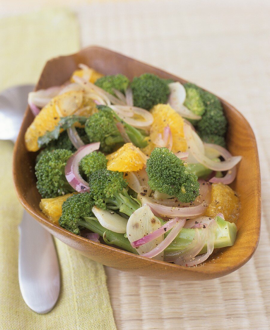 Broccoli salad with onions and oranges