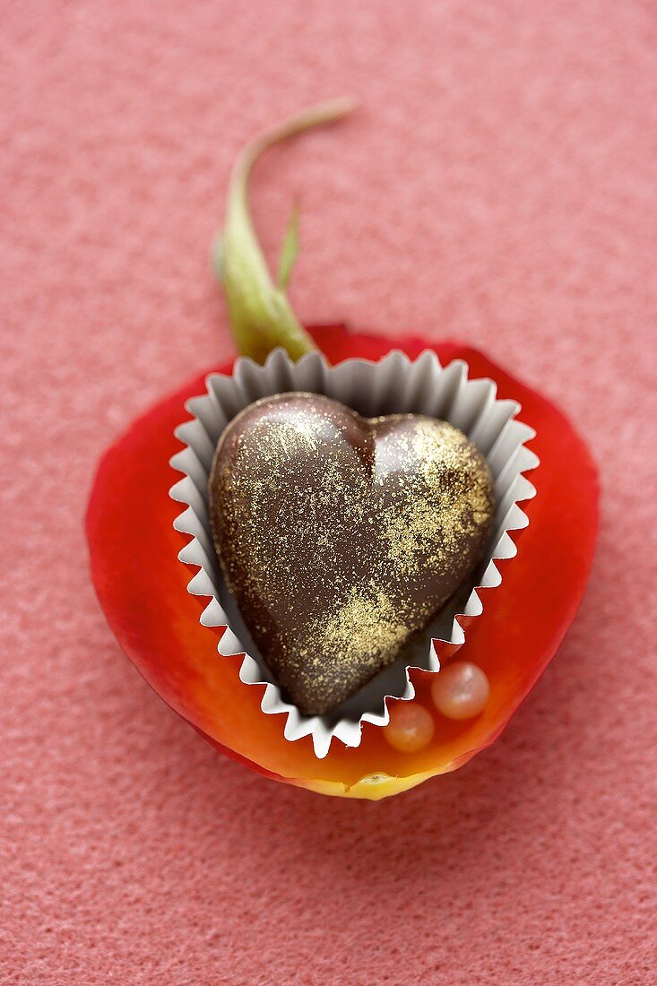 Herzförmige Schokoladenpraline mit Goldstaub