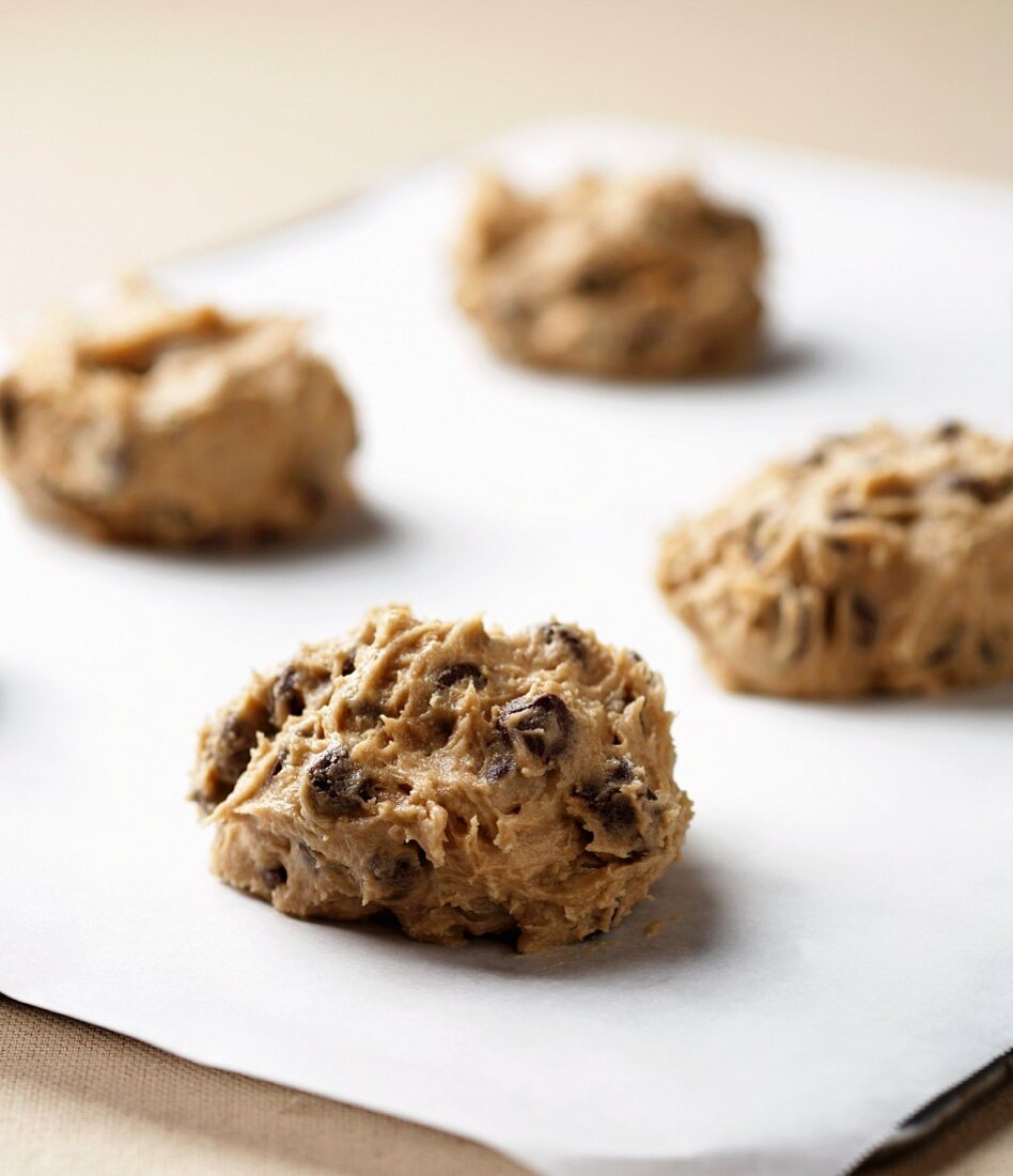 Chocolate Chip Cookies (ungebacken) auf Backblech