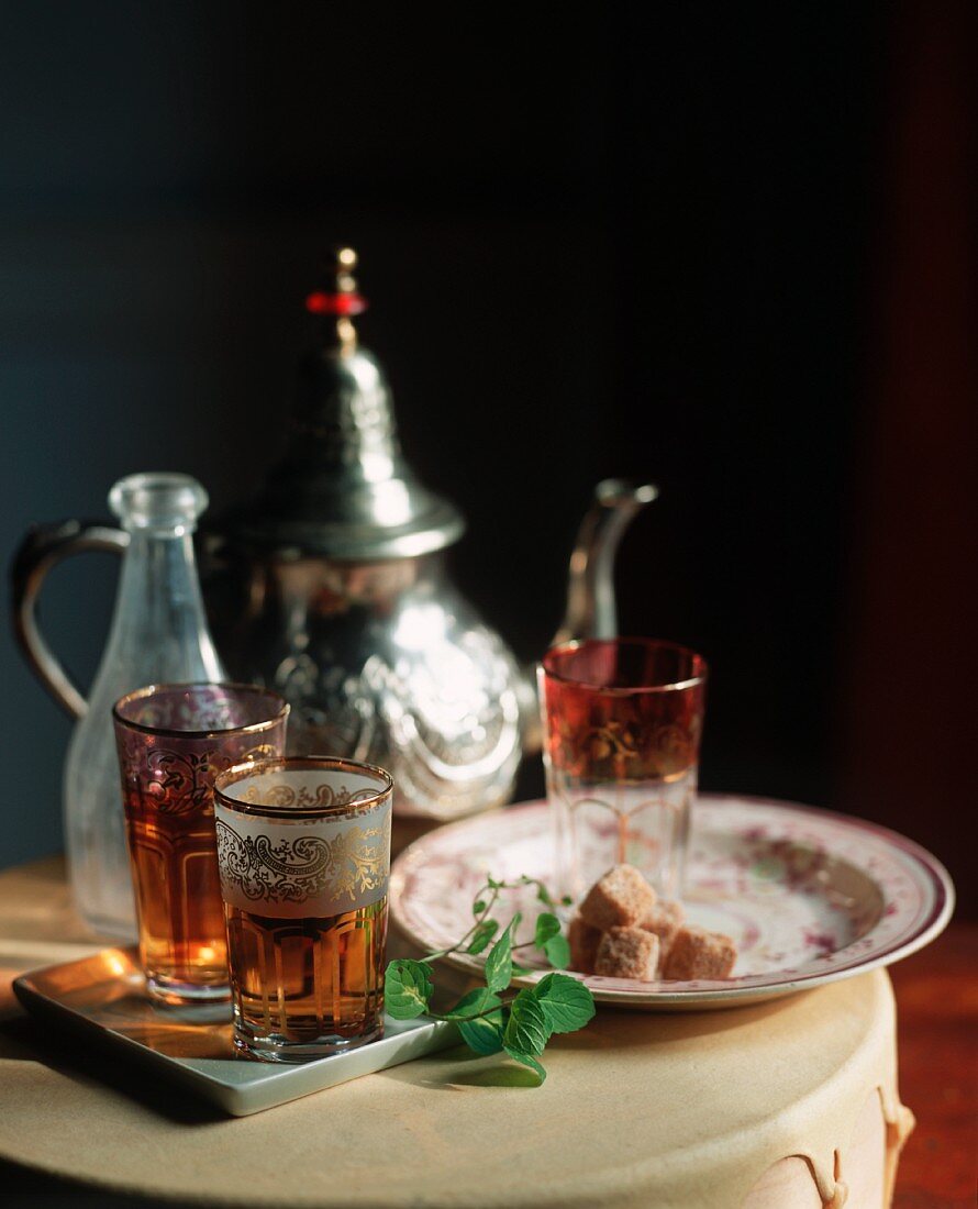 Marokkanische Teeszene: Minztee, Teekanne und Zuckerwürfel