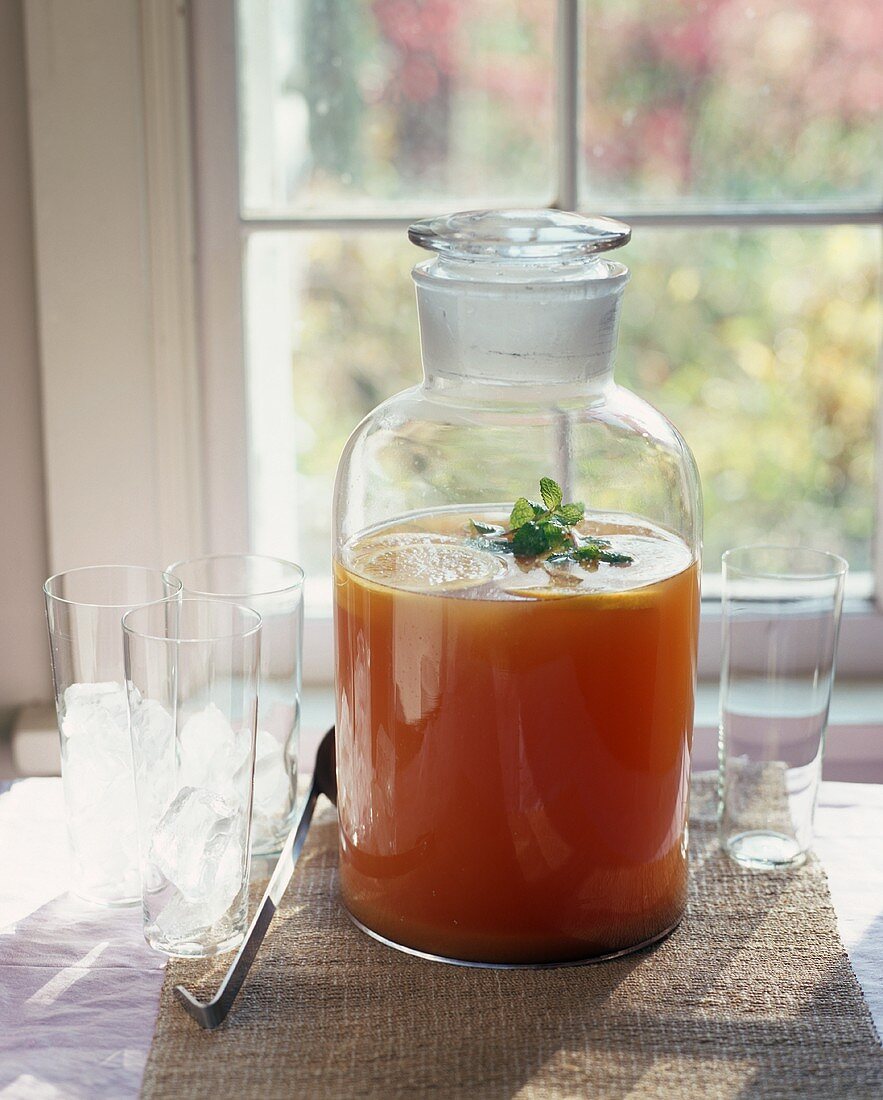 Grosser Krug Zitronentee und Gläser mit Eiswürfeln