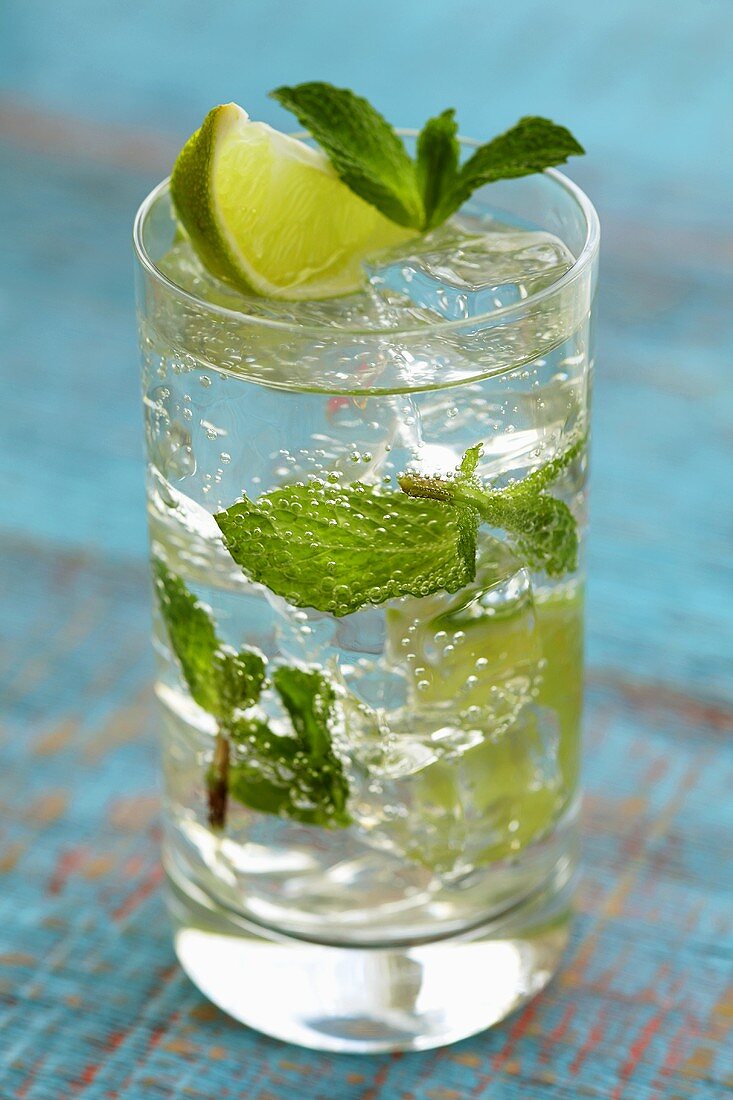 Mojito mit Rum, Limette und frischer Minze