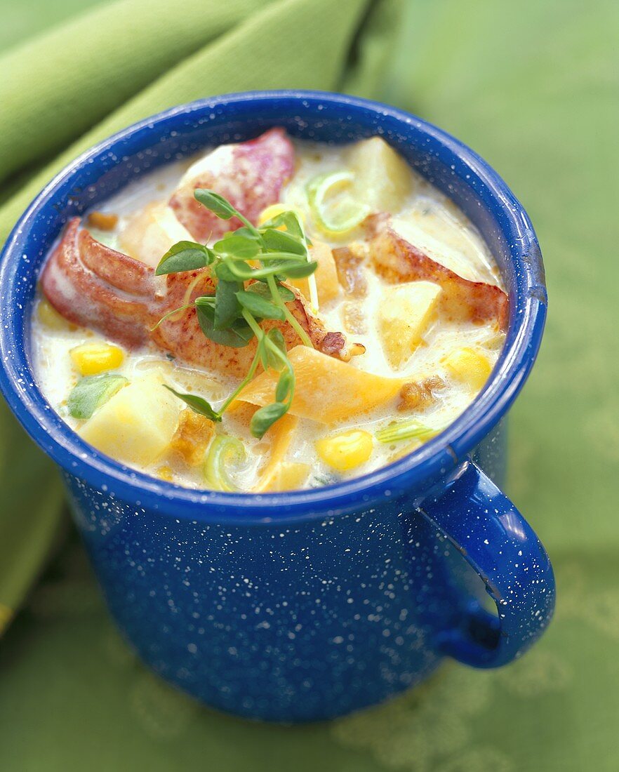 Hummersuppe in blauer Tasse