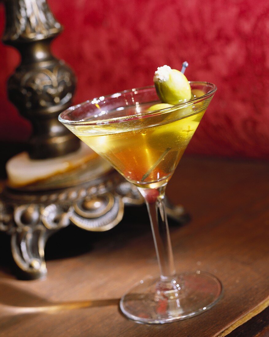 Martini mit gefüllter Olive