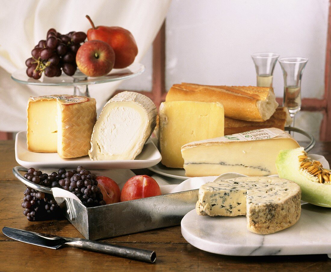 Stillleben mit verschiedenen Käsesorten, Obst und Brot