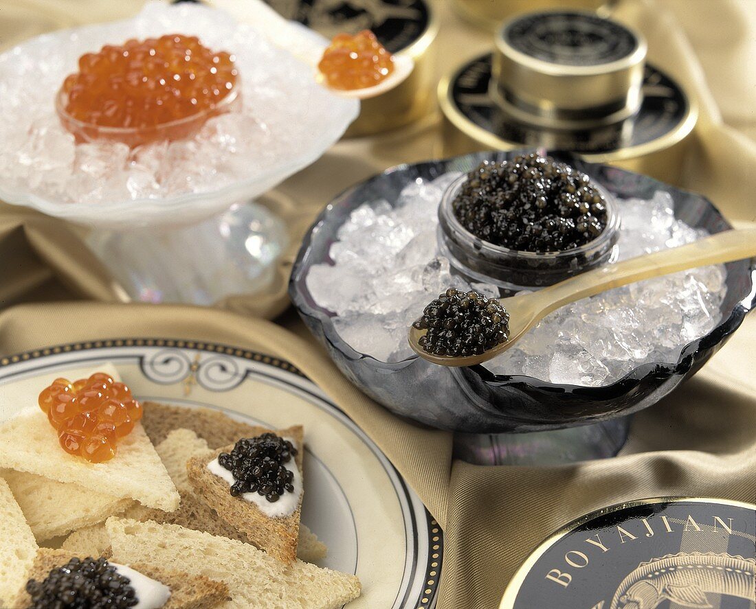 Forellenkaviar und schwarzer Kaviar mit Toast