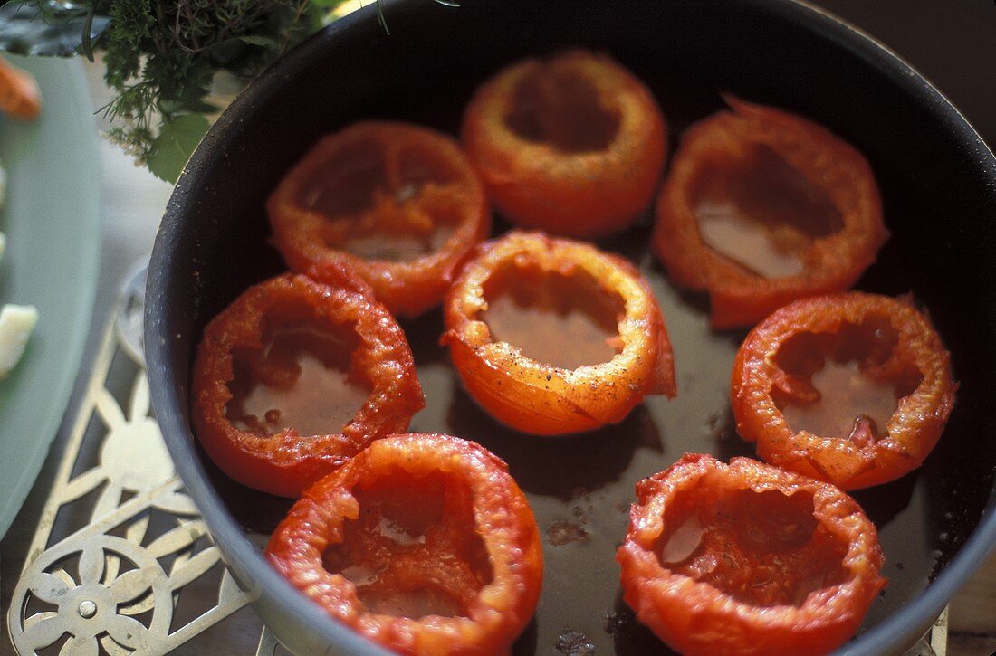 Gebackene ausgehöhlte Tomaten