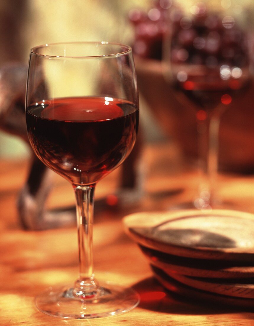 Ein Glas Rotwein, daneben Untersetzer