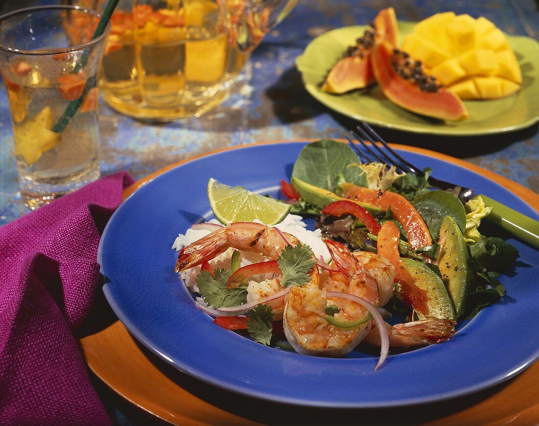 Gebratene Shrimps, rote Zwiebeln, Avocado und Koriander