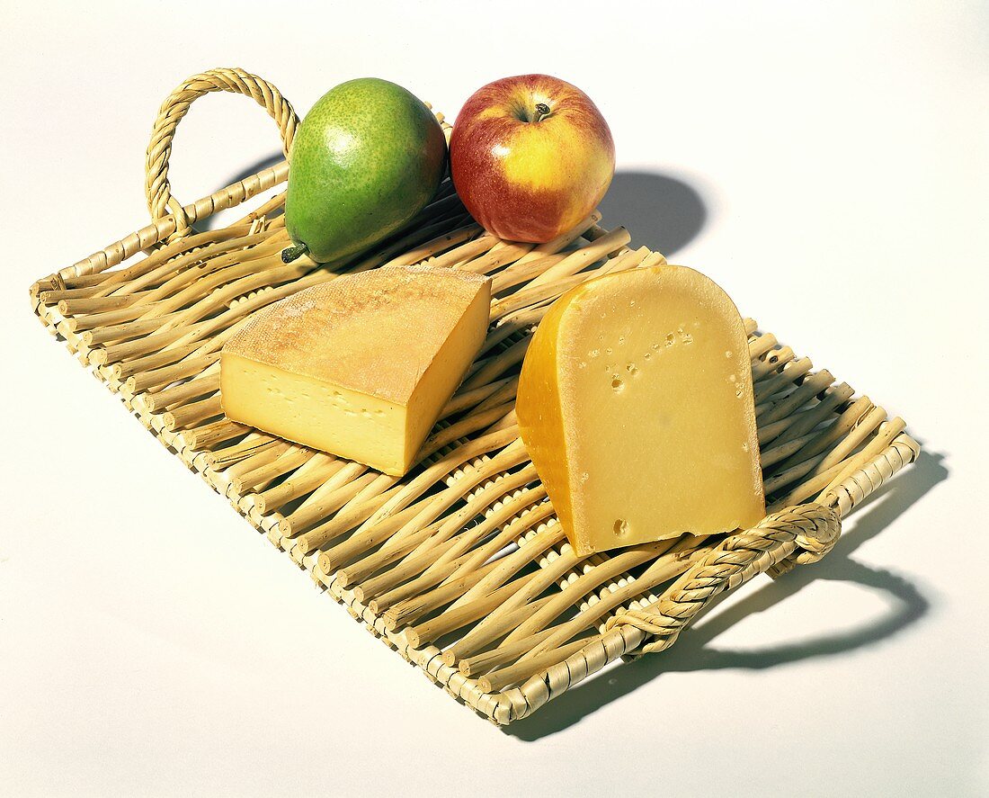 Zwei irische Käse, Apfel und Birne auf einem Bambustablett
