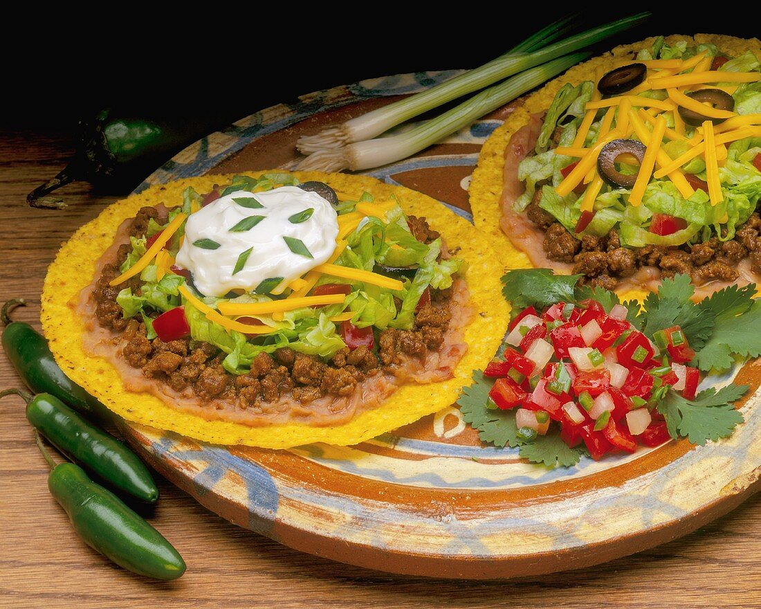 Tostadas mit Rindfleisch, Salat, Oliven & Käse (Mexiko)