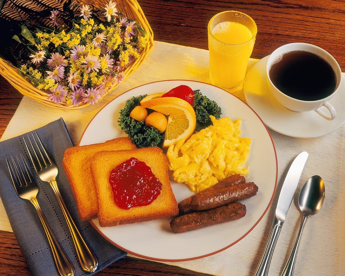 Frühstück mit Würstchen, Rührei, Toast, Kaffee & Orangensaft