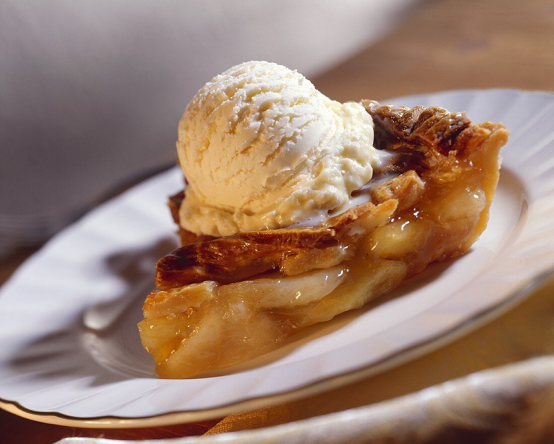 Apfelkuchen mit Vanilleeis – Bilder kaufen – 661169 StockFood