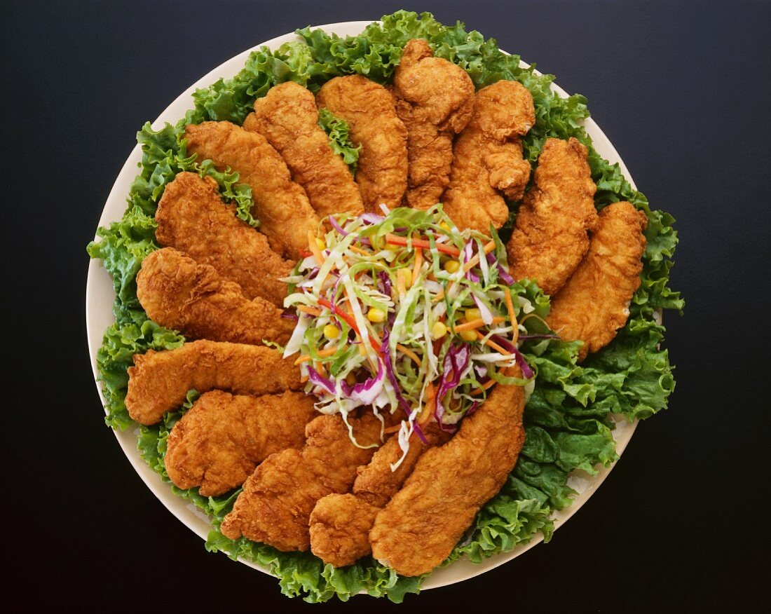 Frittierte Chicken Fingers mit Coleslaw