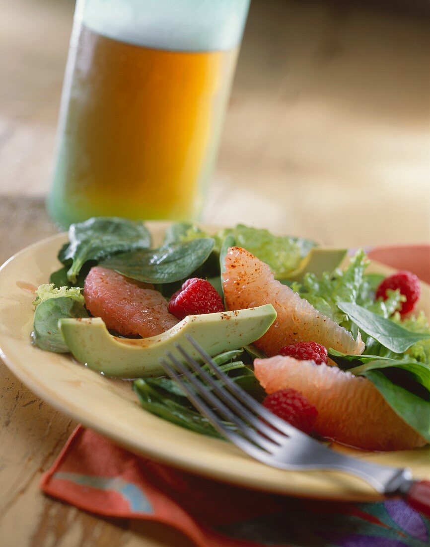 Spinatsalat mit Grapefruit, Himbeeren und Avocado