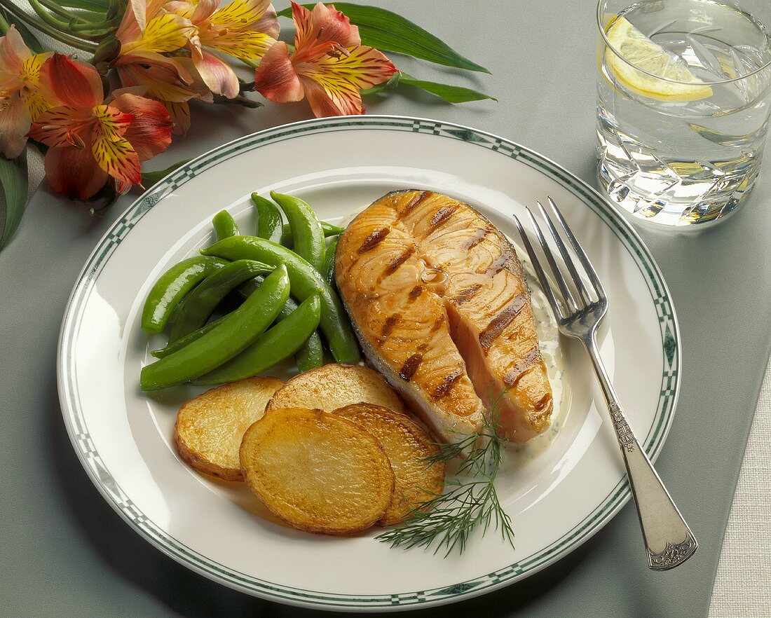 Gegrilltes Lachssteak mit Bohnen & Kartoffeln