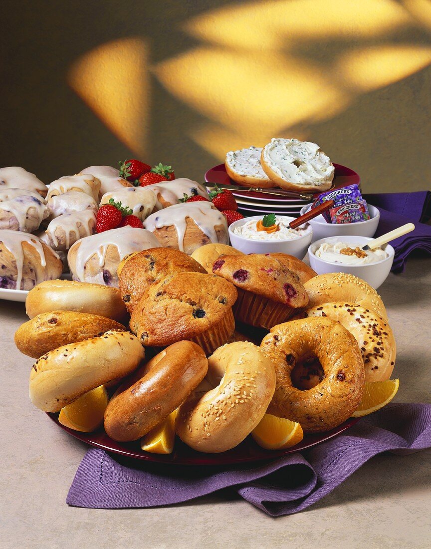 Verschiedene Bagels und Muffins