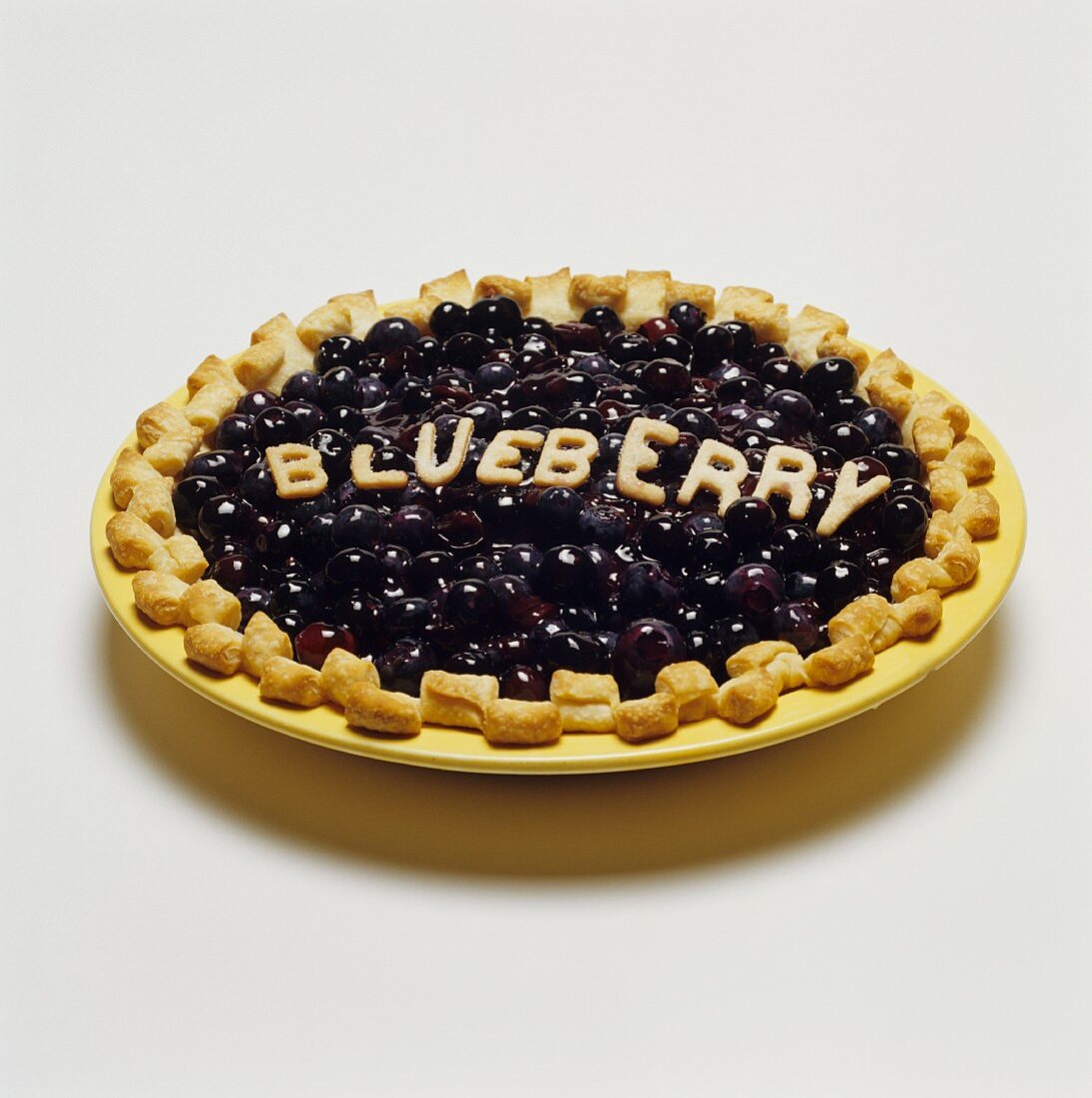 Heidelbeerpie mit Schriftzug Blueberry aus Teigbuchstaben