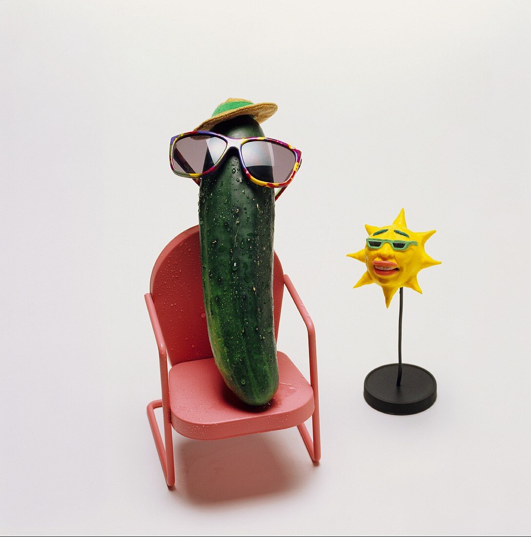 Gurke mit Sonnenbrille in einem Stuhl, Sonnendeko