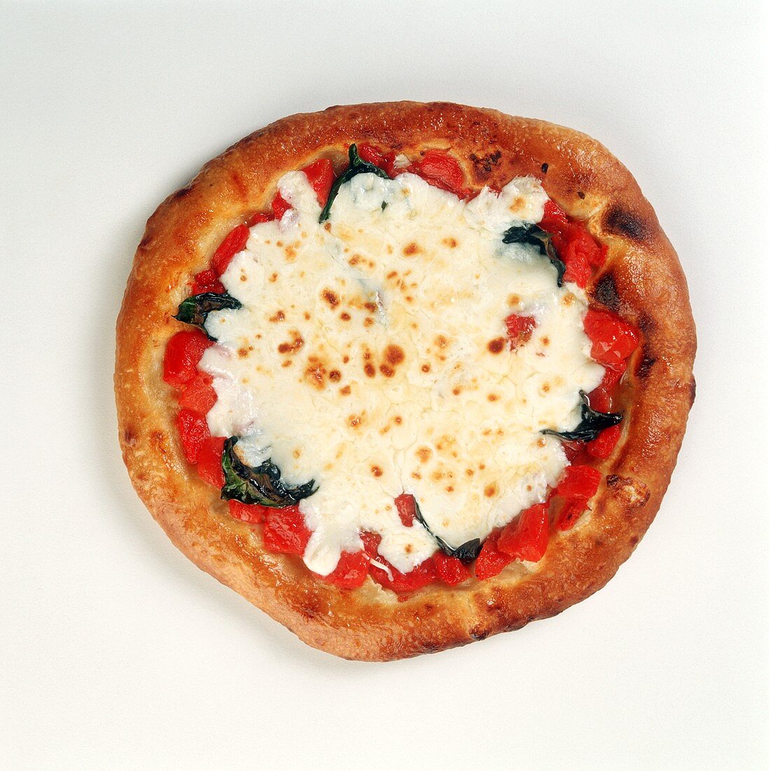 Pizza mit Paprika, Spinat und Käse (Draufsicht)