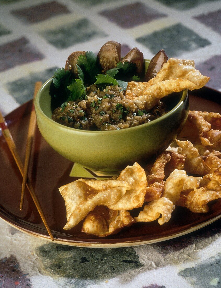 Auberginendip mit frittierten Won Tons