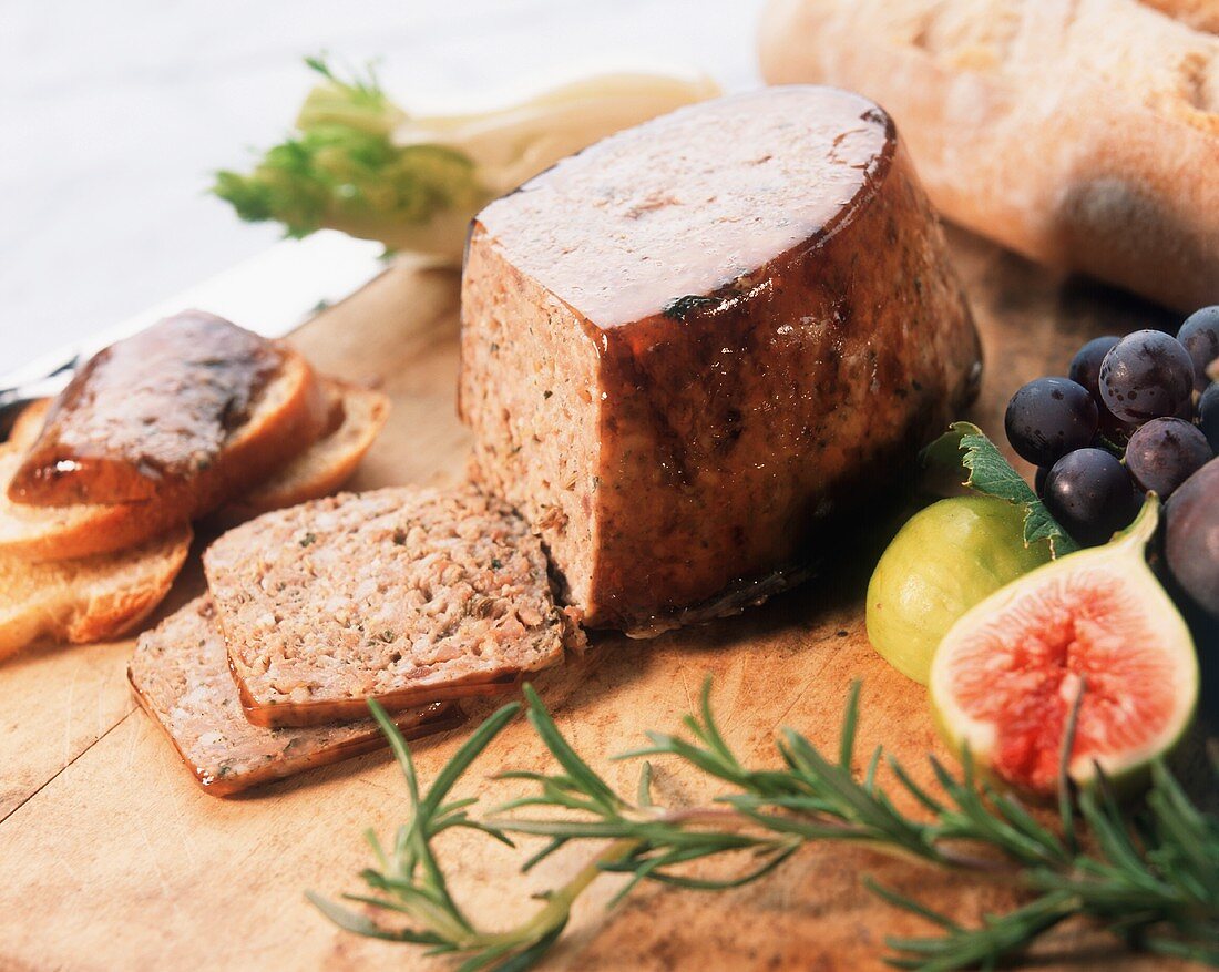 Terrine mit Kräutern