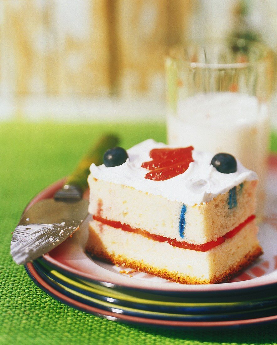 Ein Stück Red, White and Blue Cake zum Fourth of July