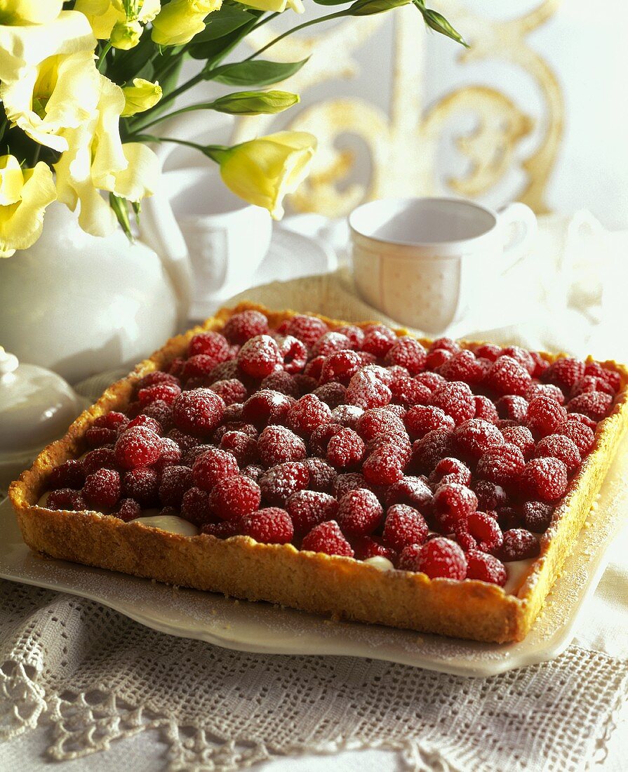 Himbeertarte mit Puderzucker