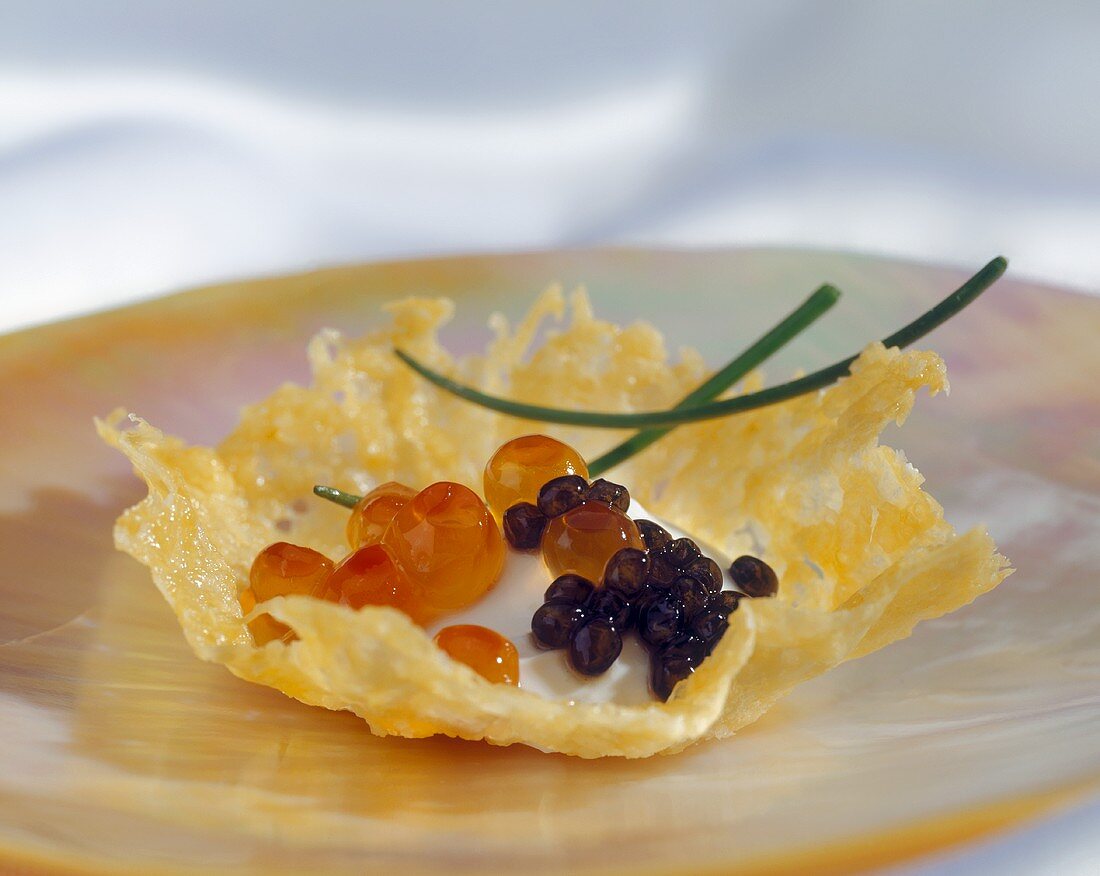 Kaviar auf saurer Sahne in Parmesankörbchen