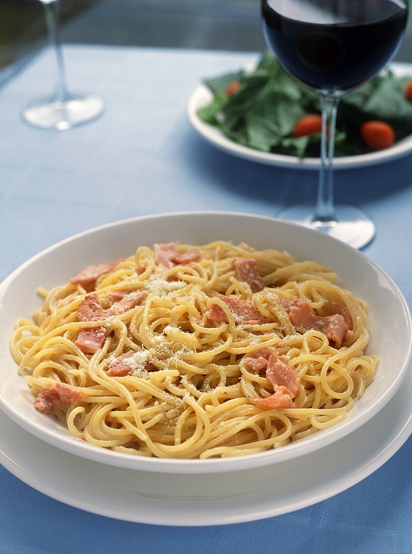 Spaghetti Carbonara mit Glas Rotwein