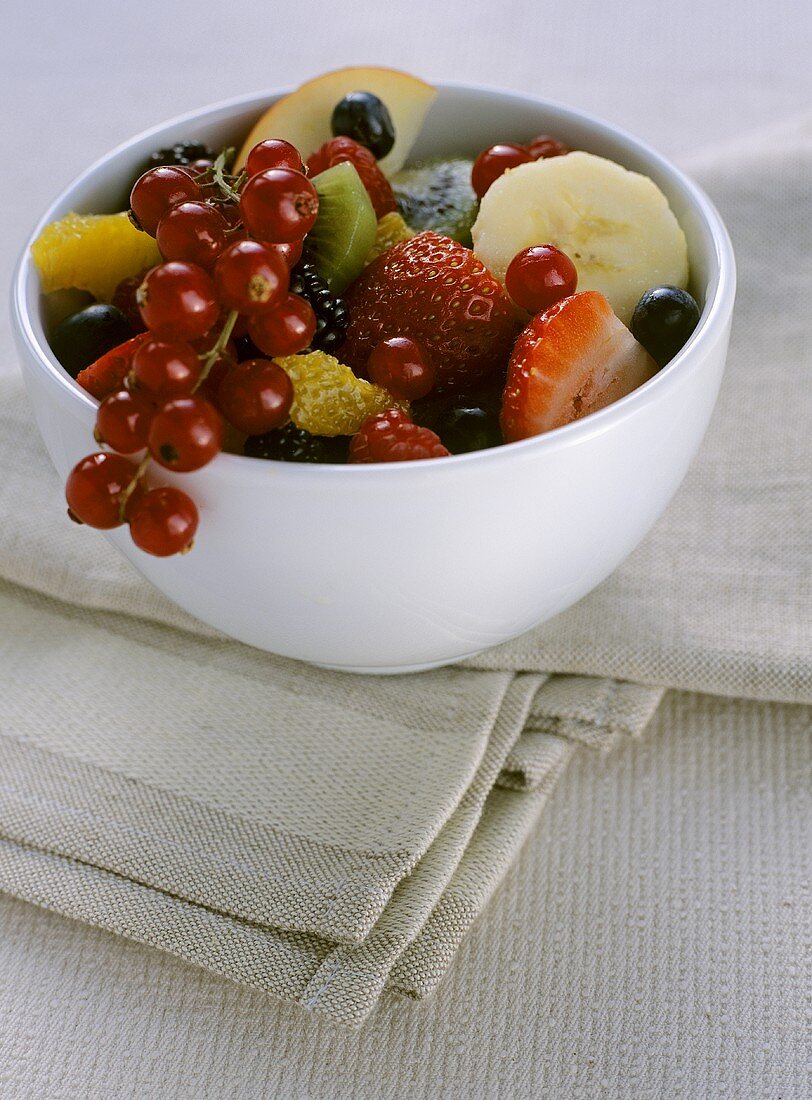 Obstsalat in weisser Schale