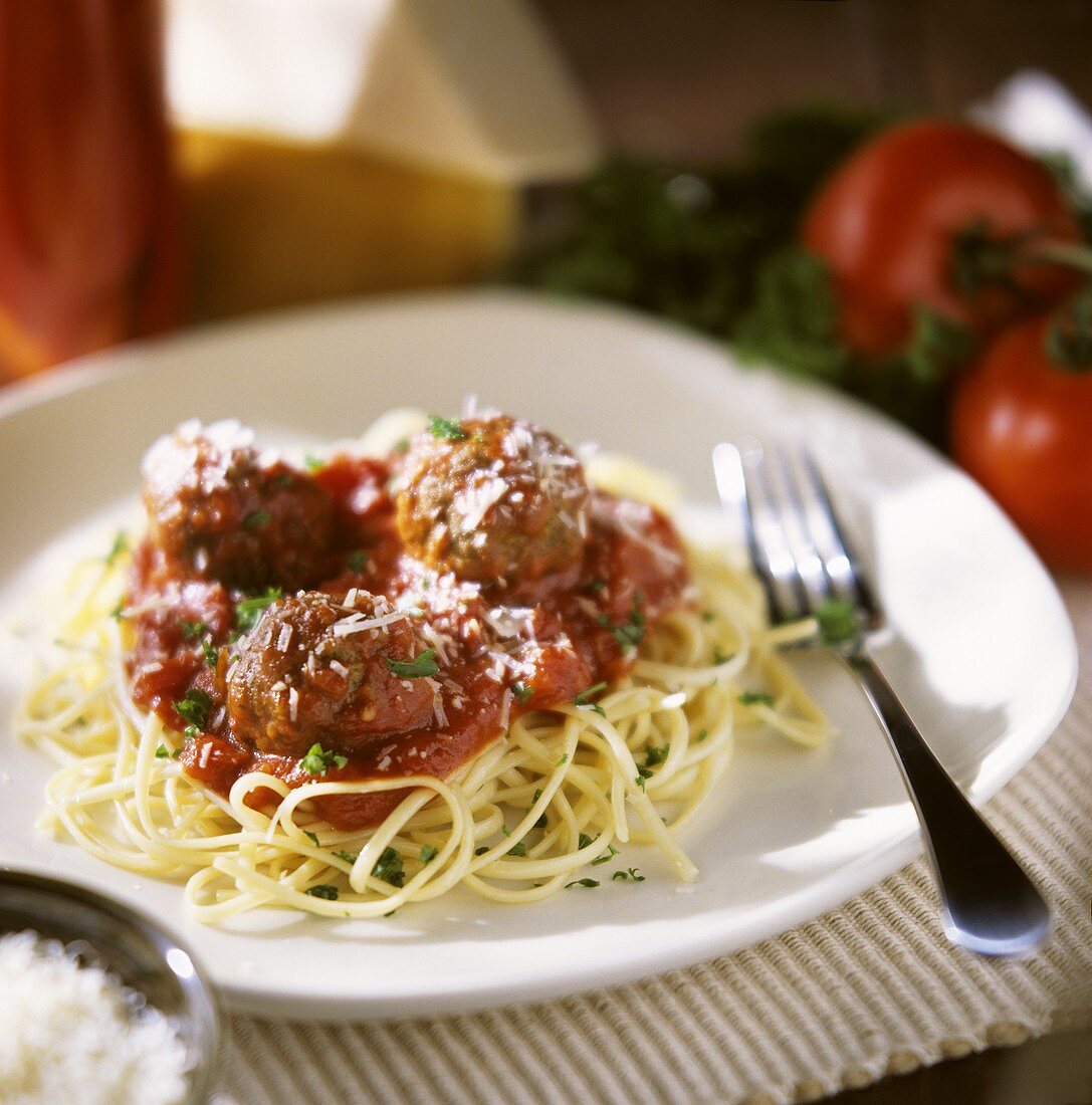 Spaghetti mit Hackbällchen und Tomatensauce