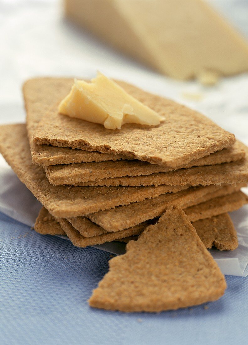 Oatcake Crackers (Cracker aus Hafermehl) mit Käse