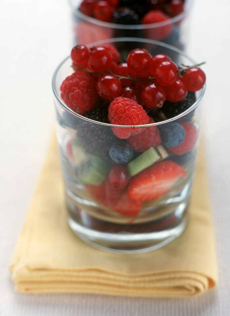 Obstsalat mit frischen Beeren im Glas