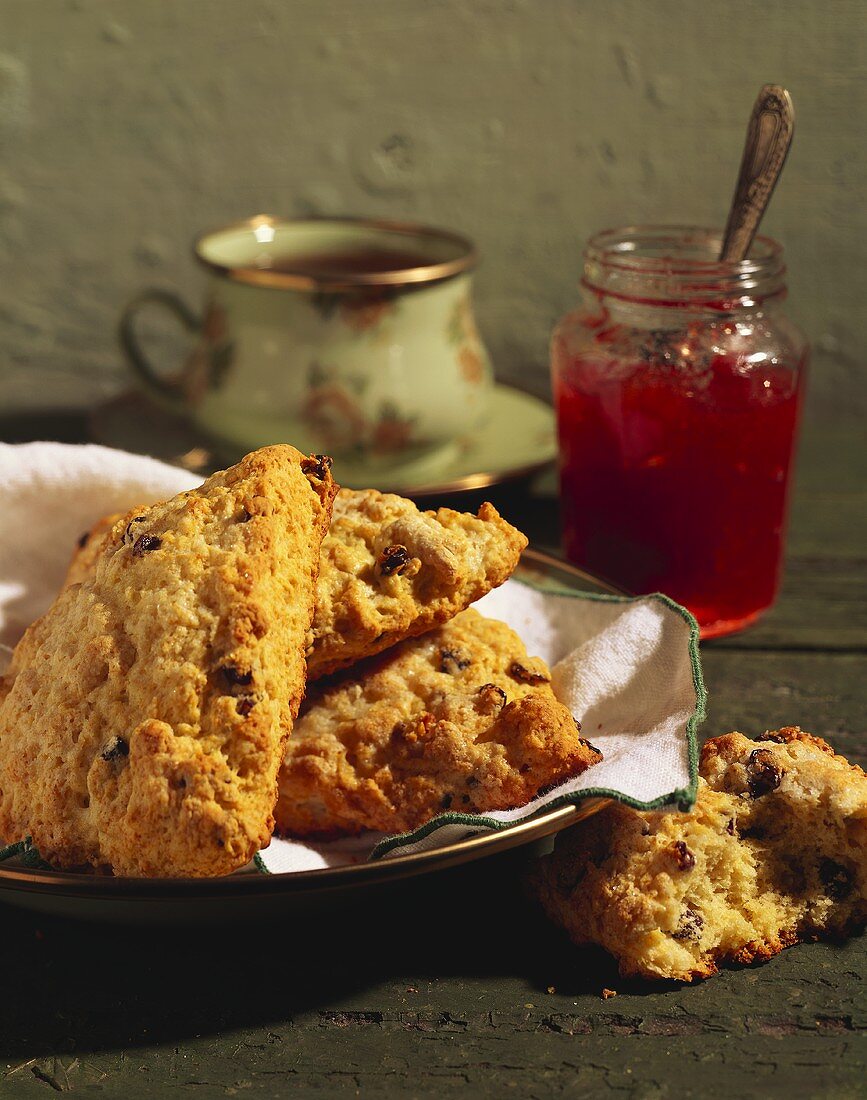 Frühstück mit Rosinenscones, Marmelade und Tee