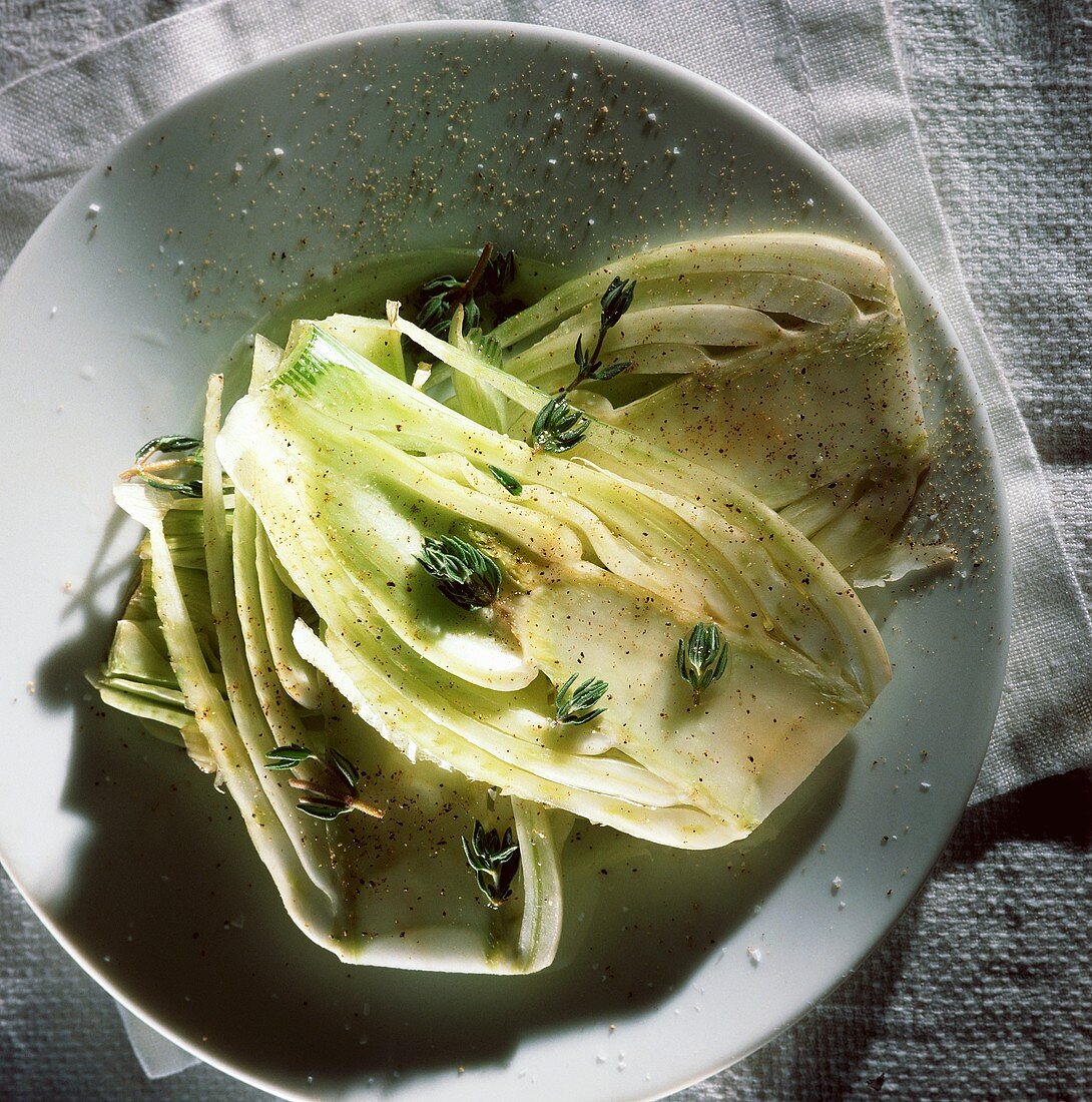 Fenchel in Scheiben mit Thymian