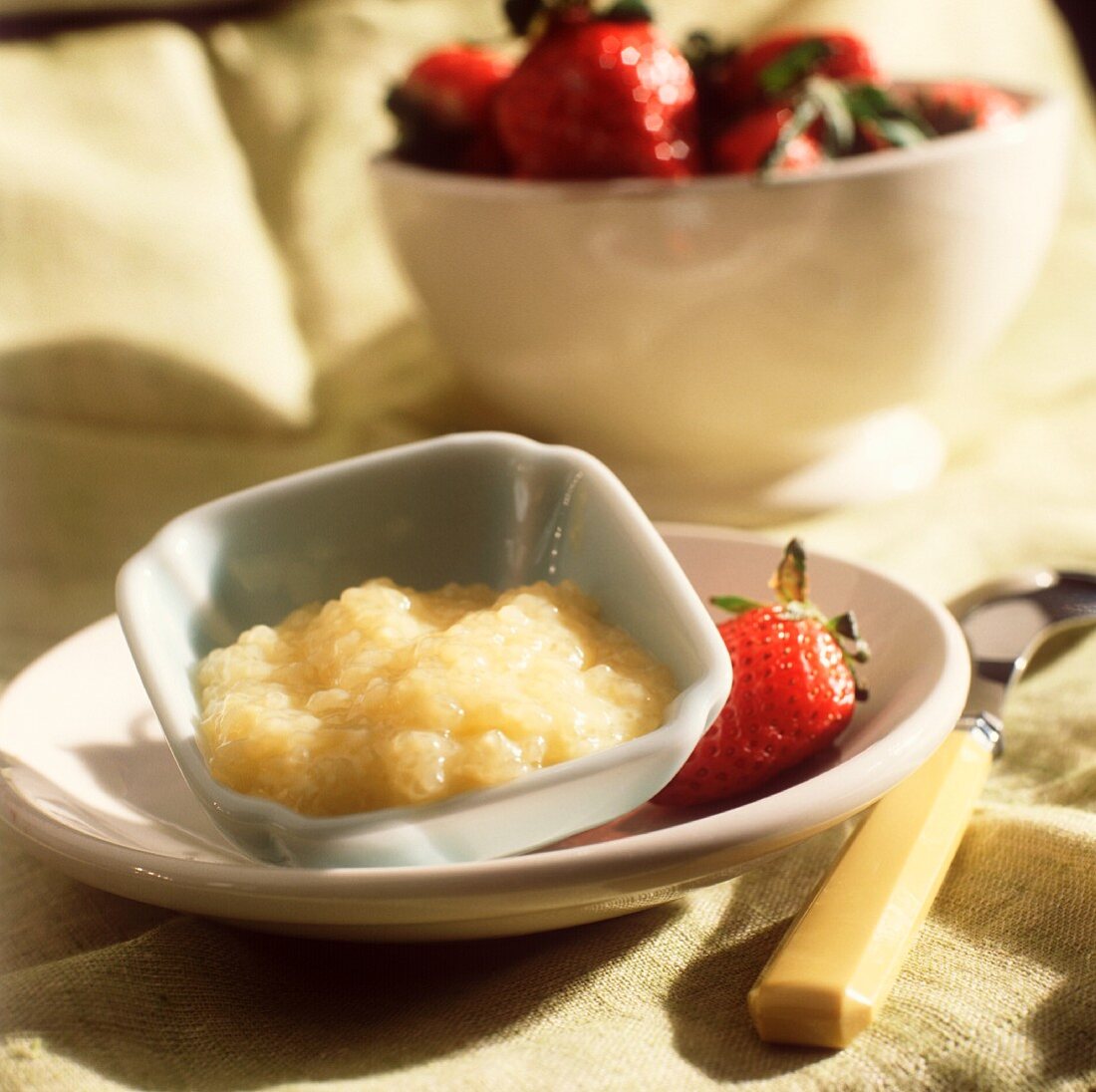 Sagopudding mit frischen Erdbeeren