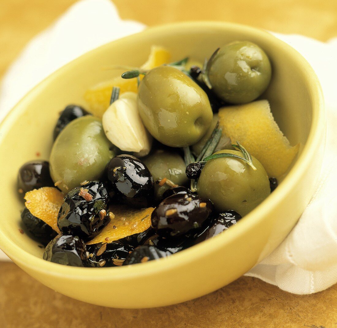 Oliven mit Knoblauch, Zitronenschale und Olivenöl
