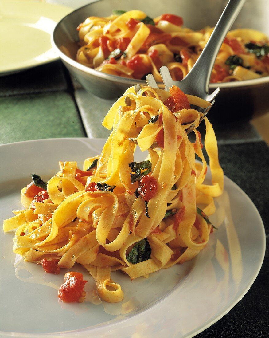 Fettuccine al pomodoro (Ribbon pasta with tomatoes & basil)