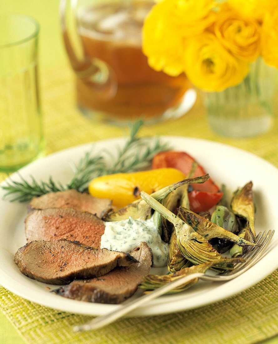 Rindersteakscheiben mit Gemüse und Kräutersauce