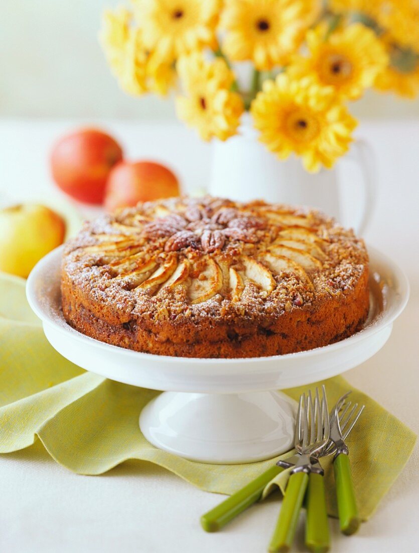Apfel-Nuss-Kuchen auf Kuchenplatte
