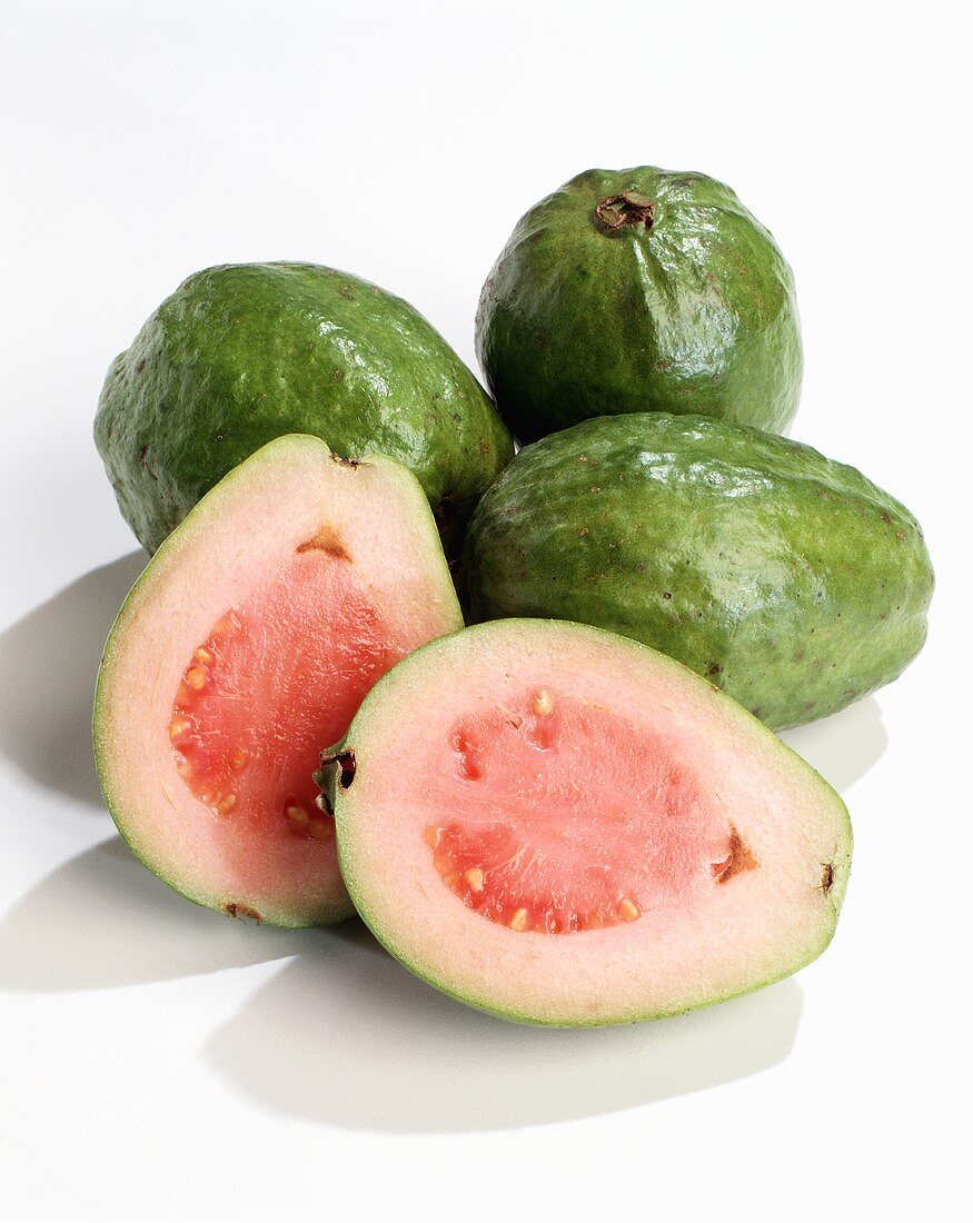 Drei ganze und eine halbierte Guave