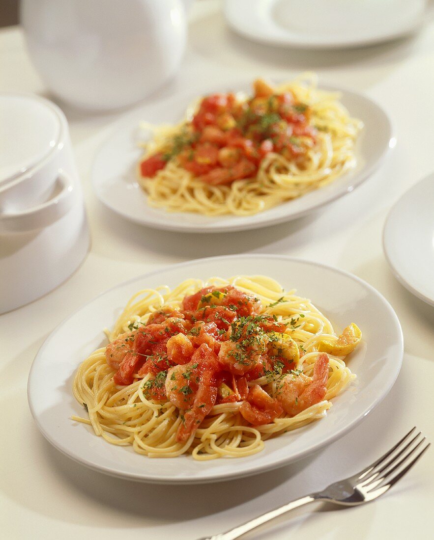 Spaghetti mit Garnelen und Tomaten