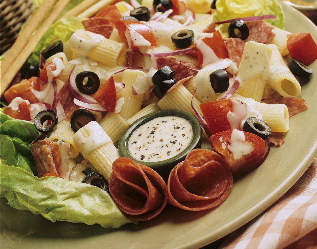 Nudelsalat mit Salami, Tomaten, Oliven … – Bilder kaufen – 662501 StockFood
