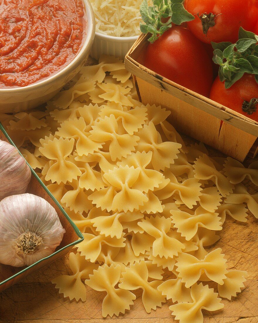 Stillleben mit Farfalle, Tomatensauce und Gemüse