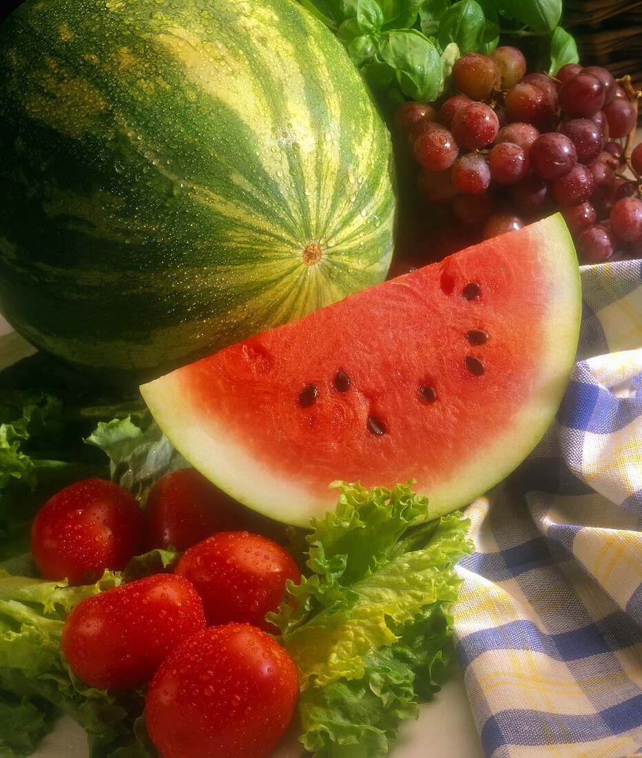Stillleben mit Melone, Trauben, Tomaten & Salat