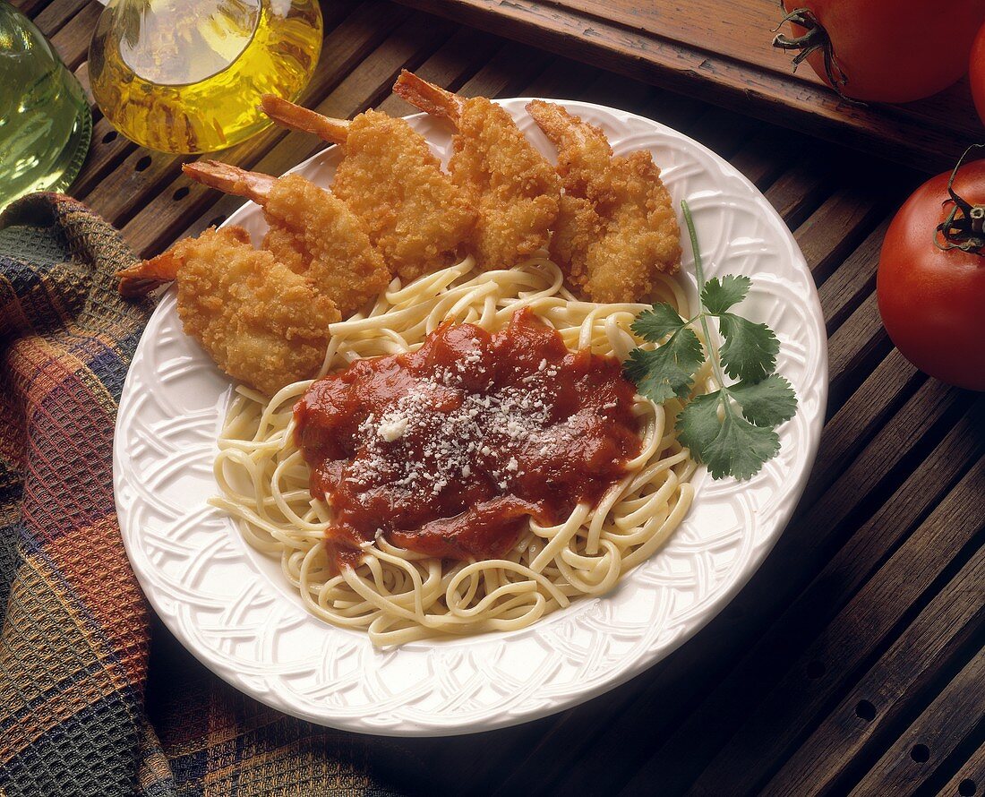 Gebackene Garnelen mit Nudeln und Marinara Sauce