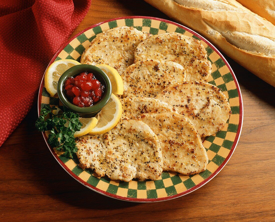 Putenschnitzel mit Zitronenpfeffer und Cranberryrelish