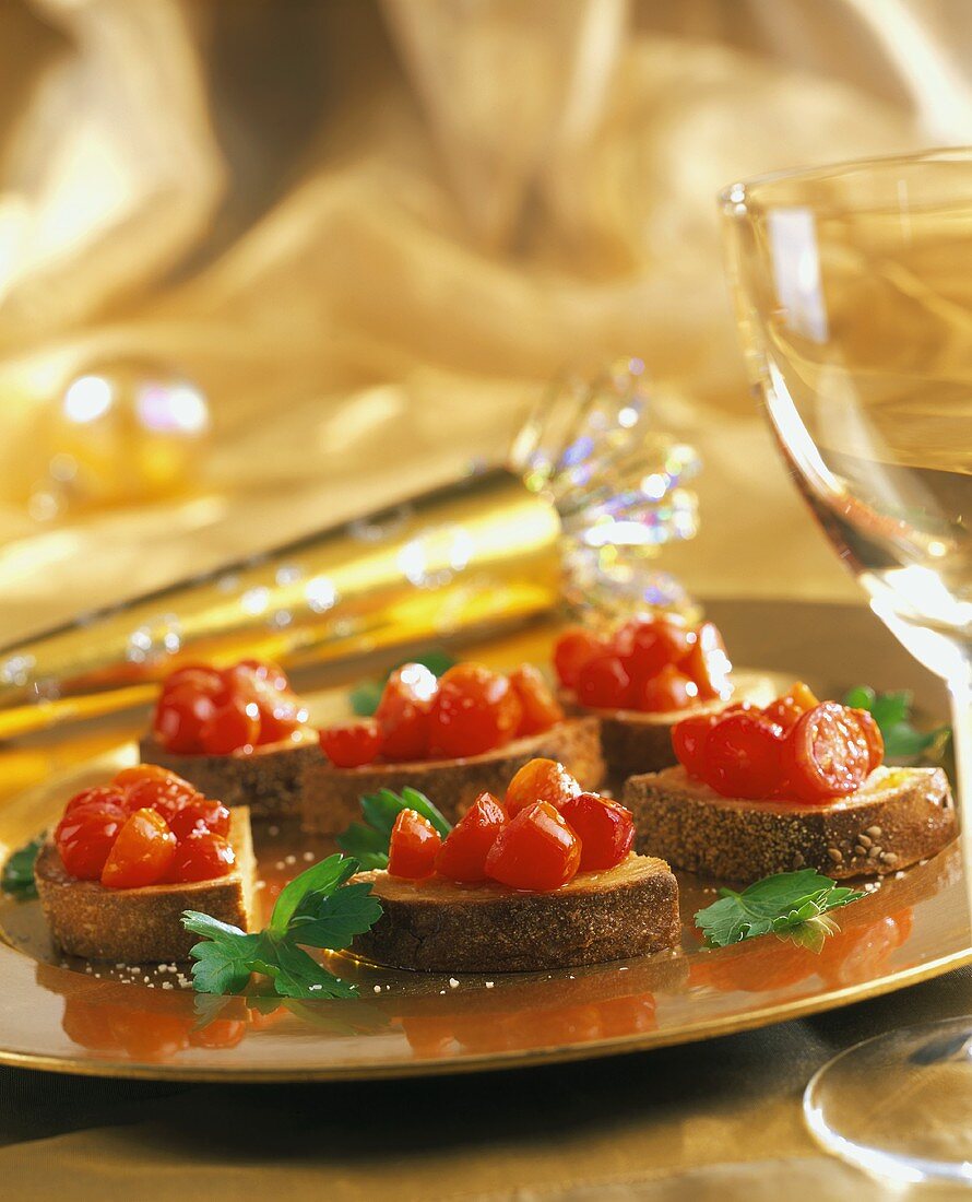 Bruschetta mit Tomaten, Glas Weißwein